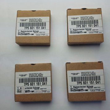 A set of original Porsche Cayenne/Panamera center caps